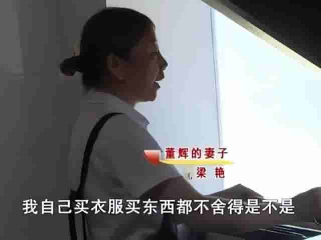 49岁男子和45岁女子，结婚4年，男子在外打工回家，发现妻子房间内异样：怎么有两个牙刷？