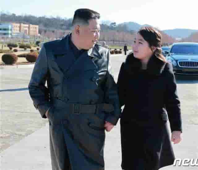 金正恩携女再亮相，与试射洲际导弹工作人员合影