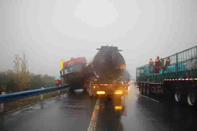 降速、控距、亮尾…… 雨天路滑需谨慎，行车“三宝”要牢记