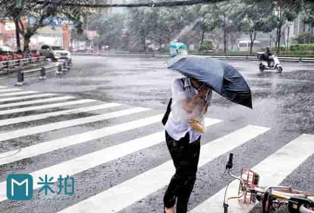 暴雨中的成都，摄影师拍下街边路人的精彩瞬间