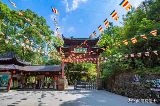 杭州建德有江南唯一一座悬空寺，距今已700多年，充满惊险和神奇