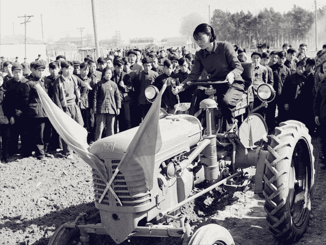 1962年出版的1元钱上，画着一个女拖拉机手，如今她怎么样了？