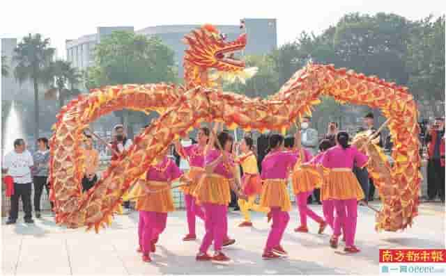 数万人泼洒 “吉祥之水”