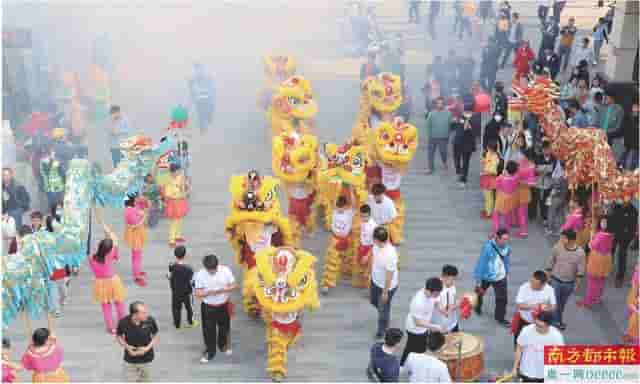 数万人泼洒 “吉祥之水”