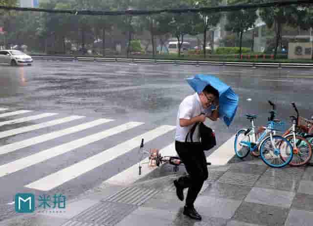 暴雨中的成都，摄影师拍下街边路人的精彩瞬间