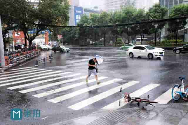 暴雨中的成都，摄影师拍下街边路人的精彩瞬间