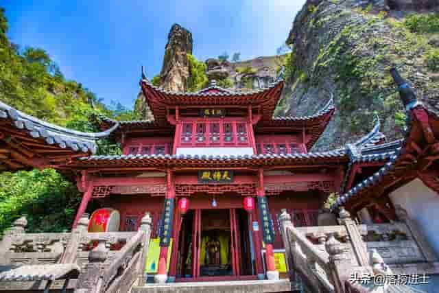 杭州建德有江南唯一一座悬空寺，距今已700多年，充满惊险和神奇