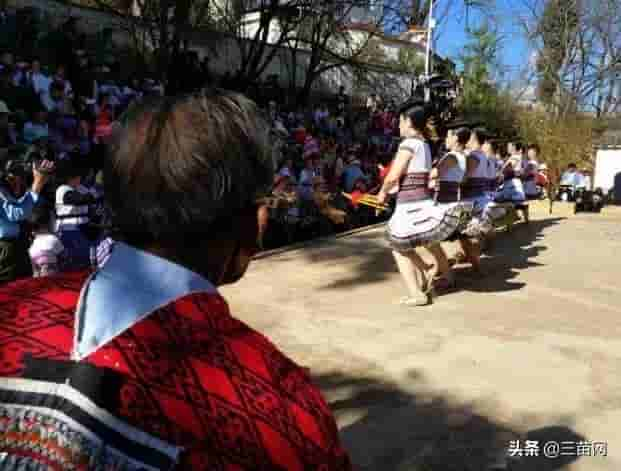 苗族农民画家王建才，用画笔描绘苗乡百态