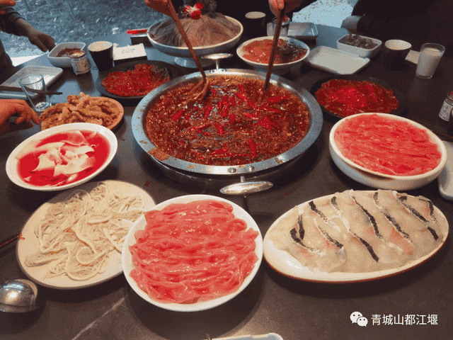 深秋顶配！隐入青城泡温泉，在40℃温润中邂逅惊艳彩林秋色，是时候来一趟了~