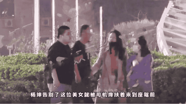 杨坤醉酒后放飞自我，与两位美女当街亲密，主动亲吻搂腰举止随便