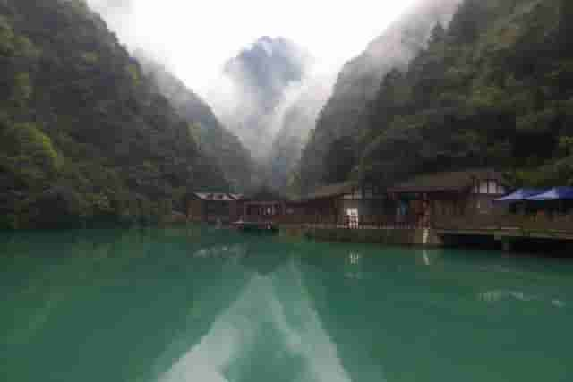 重庆首个被“摘牌”5A景区，厕所污水横流无人管，游客：“该摘”