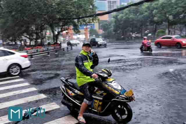 暴雨中的成都，摄影师拍下街边路人的精彩瞬间