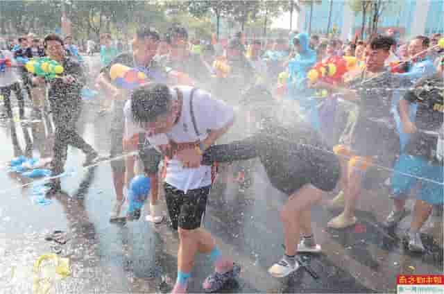 数万人泼洒 “吉祥之水”