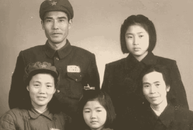 1956年，贺子珍送别老友后，激动问侄女：小平，你知道来的是谁吗