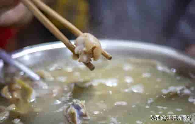 泸州若是遇到土猪蹄，再搭配风干萝卜条，那碗蹄花汤就是美味