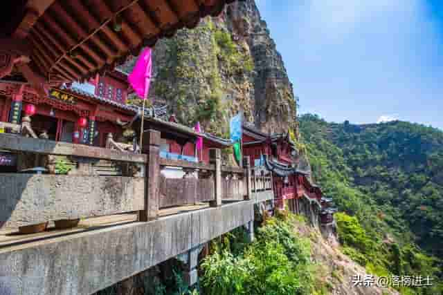 杭州建德有江南唯一一座悬空寺，距今已700多年，充满惊险和神奇