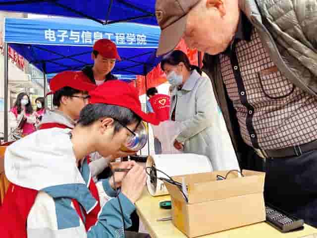 学雷锋不仅是做卫生，武汉这所大学的志愿者这样做