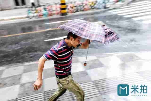 暴雨中的成都，摄影师拍下街边路人的精彩瞬间