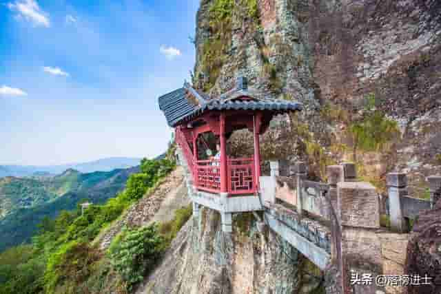 杭州建德有江南唯一一座悬空寺，距今已700多年，充满惊险和神奇