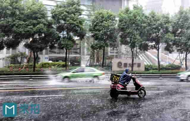 暴雨中的成都，摄影师拍下街边路人的精彩瞬间