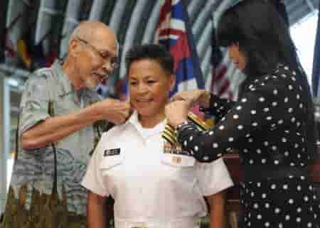 美军女舰长身材娇小，多个领导岗位上任职，统领官兵七万余人