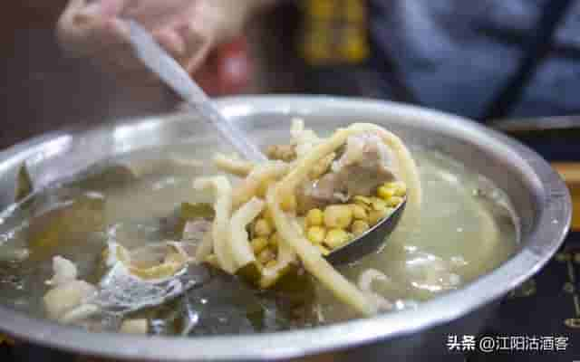 泸州若是遇到土猪蹄，再搭配风干萝卜条，那碗蹄花汤就是美味