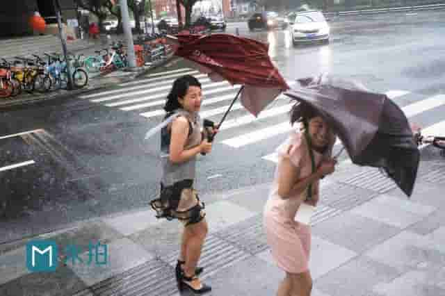 暴雨中的成都，摄影师拍下街边路人的精彩瞬间