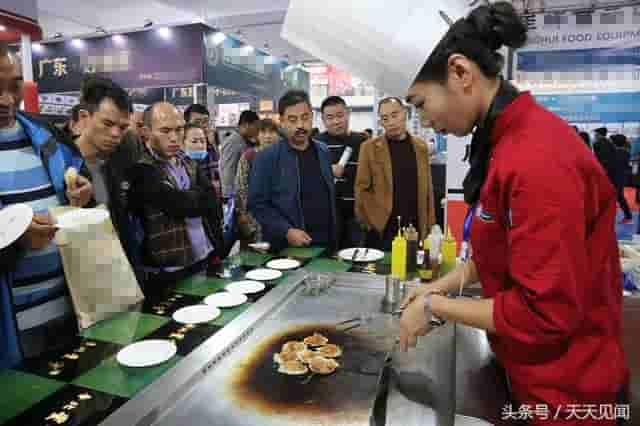 企业邀美女厨师用其设备现场制作铁板烧，观众的反应太离谱