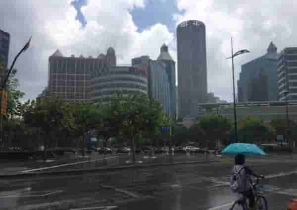 奇景！上海中心大厦现“晴雨一线隔”，为何以黄浦江为界？｜申晨间