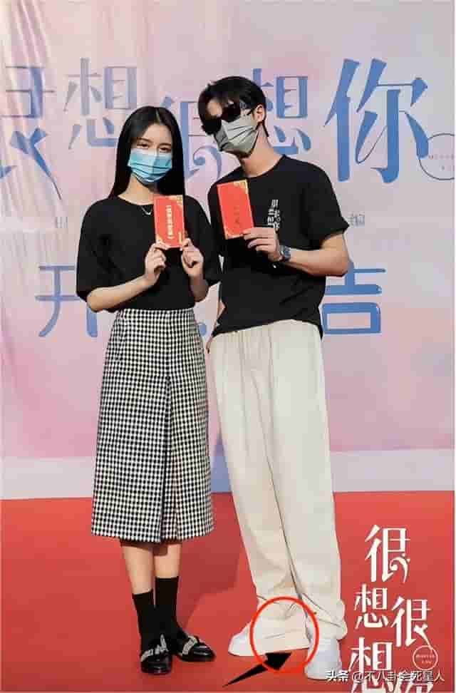 男星拍戏增高手段：黄晓明踩木板、任嘉伦垫石头