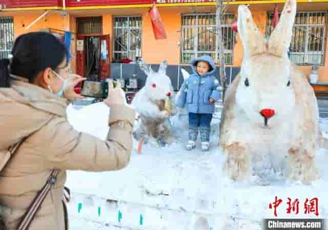 雪雕兔成“网红” 新疆大叔21年用雪雕传扬生肖文化