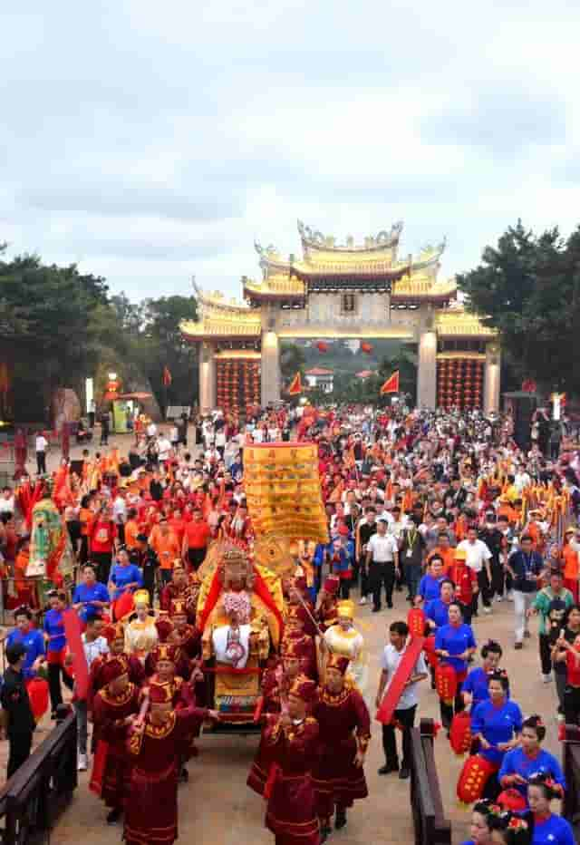 湄洲岛：烟花璀璨！迎接妈祖金身回銮