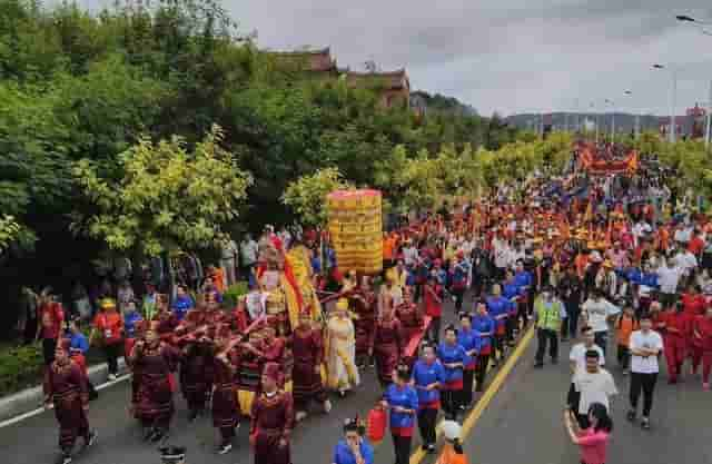 湄洲岛：烟花璀璨！迎接妈祖金身回銮