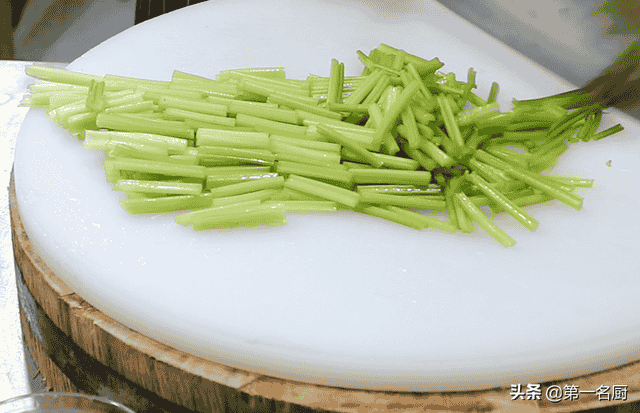 大厨教你芹菜炒肉最好吃做法，学会这一招，芹菜碧绿，肉片更爽滑