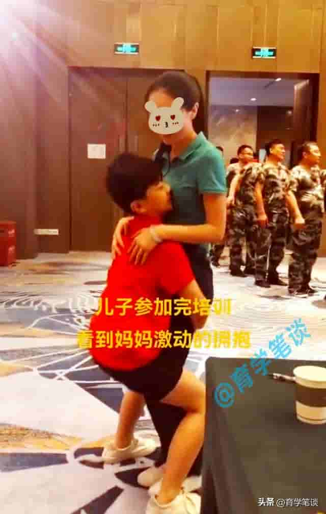 9岁男孩在会场抱起妈妈，妈妈抬腿配合，被指互动方式不合适