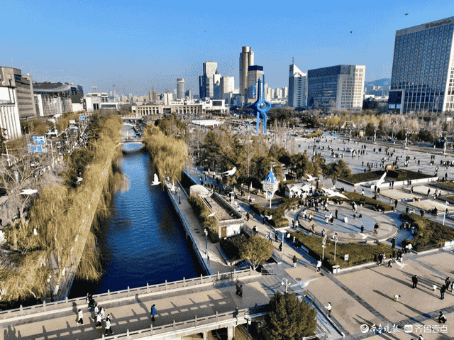 视野开阔景色美，蓝天下航拍泉城广场