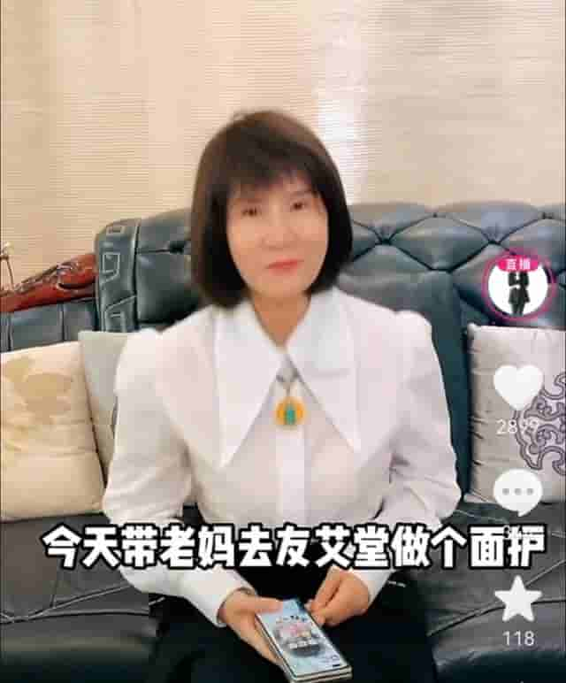 同样都是孝敬婆婆，为何网友对黄圣依和对她嫂子的评价差这么多？