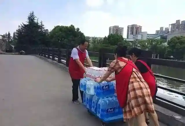 夏季是饮料旺季，经销商这么干，多赚两倍的钱