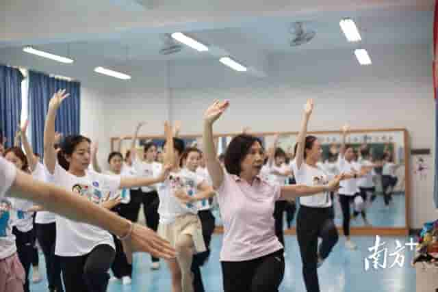 粤剧名家倪惠英在顺德龙江教中小学教师跳“粤韵操”