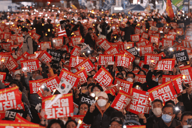 71岁朴槿惠生日当天，数百名粉丝举国旗庆祝，尹锡悦却有不同遭遇