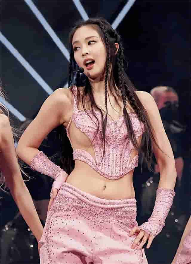 韩国女星Jennie演出服太小，露出侧乳服，网友：打擦边球？