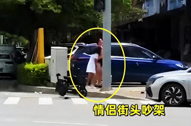 女子当街扒光男友衣服，上下身一丝不挂后，仍被拳打脚踢！