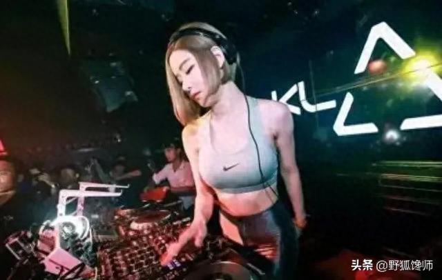 韩国最美DJ黄素熙，身材火辣童颜巨乳，在日本演出被袭胸引热议。