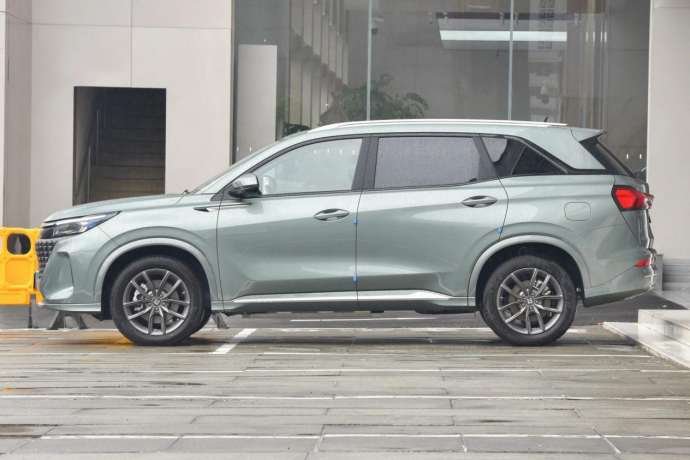 10万起就能买的大7座新能源SUV，蓝电E5不比博越L香吗？