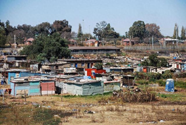 “黑白”地位大反转？南非白人住进贫民窟，靠黑人施舍勉强维生
