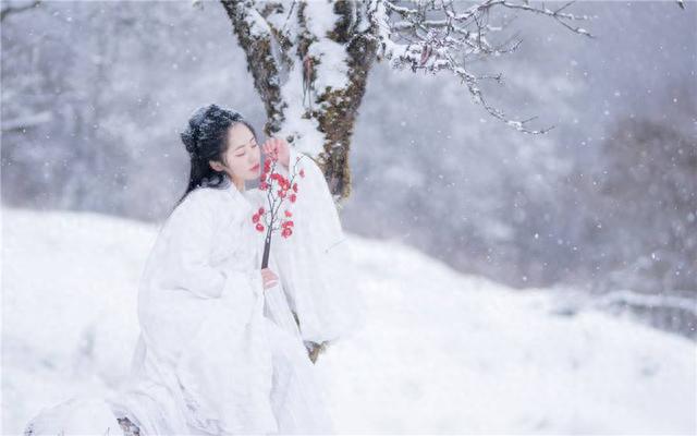 美女在黄山泡温泉，突然闯进一个男人，四目相对时她一丝不挂