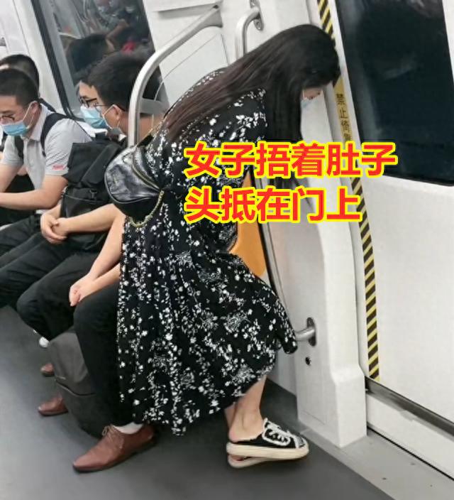 回顾：美女坐地铁“内急”靠门直跺脚，乘客为她加油：还有两分钟