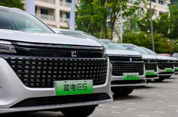 同样是插混SUV，蓝电E5定位中型才9.98万起；欧尚Z6 iDD拿什么比？