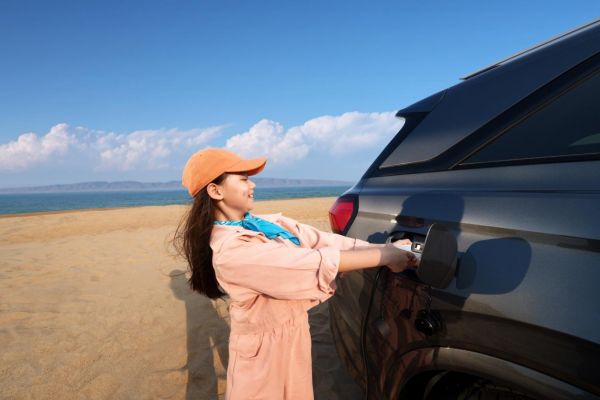 蓝电E5荣耀版上市引发震动：电比油低再升级，加量加配再降价仅售9.98万元起