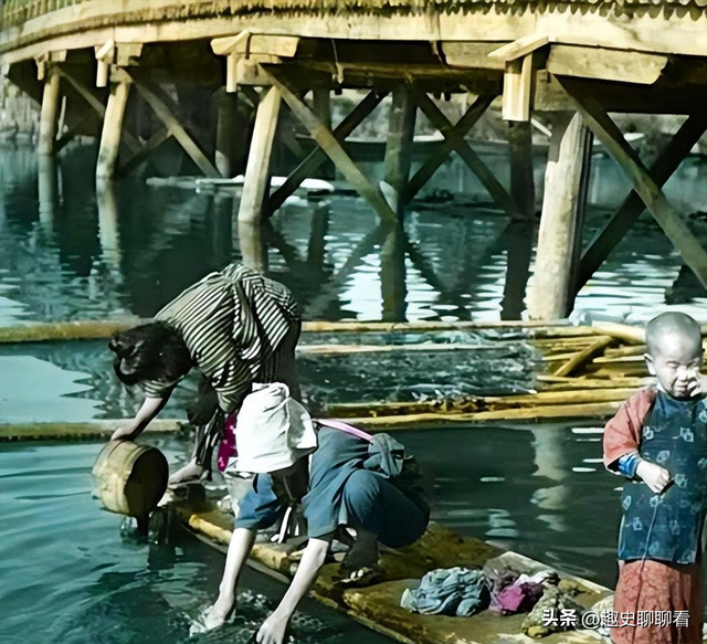 老照片再现！变态的纳粹德国，脱光犹太人女人衣服，集体屠杀